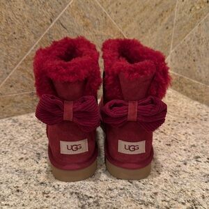Ugg woman’s mini Bailey Corduroy Bow ankle booties. Size 7